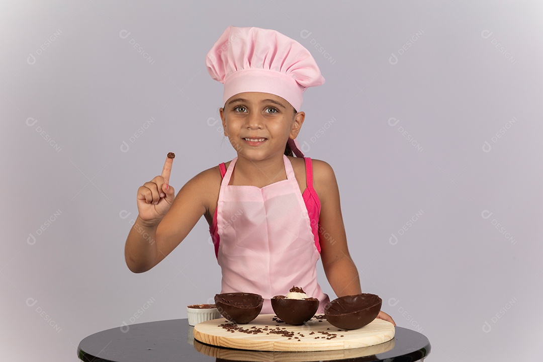 Linda garotinha usando chapéu de cozinheiro celebrando páscoa