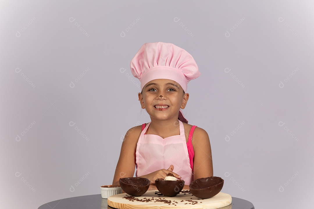 Linda garotinha usando chapéu de cozinheiro celebrando páscoa