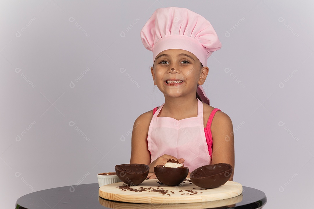 Linda garotinha usando chapéu de cozinheiro celebrando páscoa