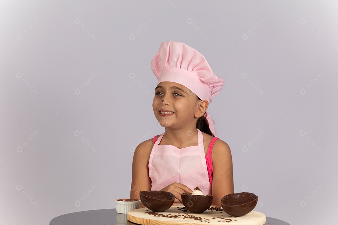 Linda garotinha usando chapéu de cozinheiro celebrando páscoa