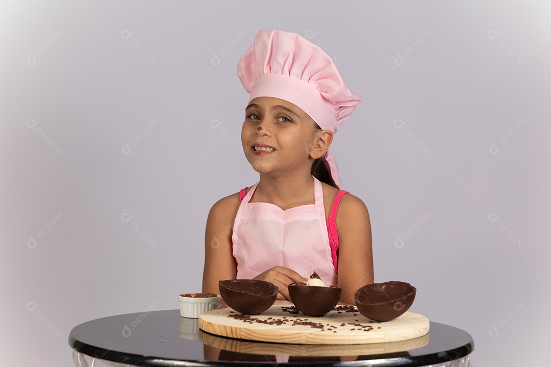 Linda garotinha usando chapéu de cozinheiro celebrando páscoa