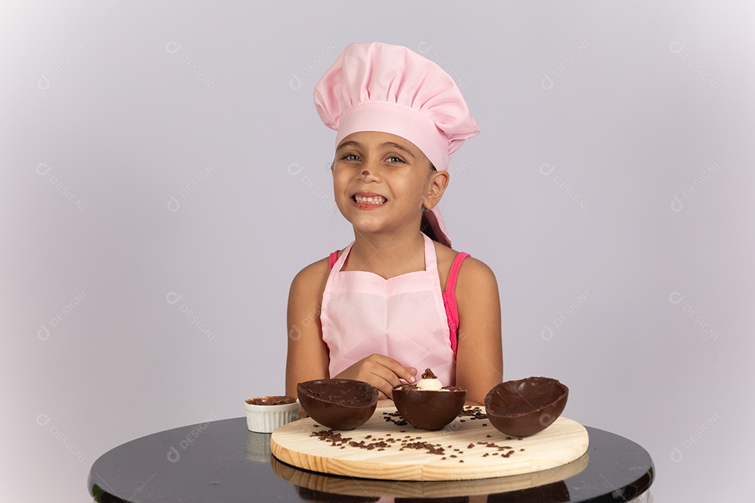 Linda garotinha usando chapéu de cozinheiro celebrando páscoa