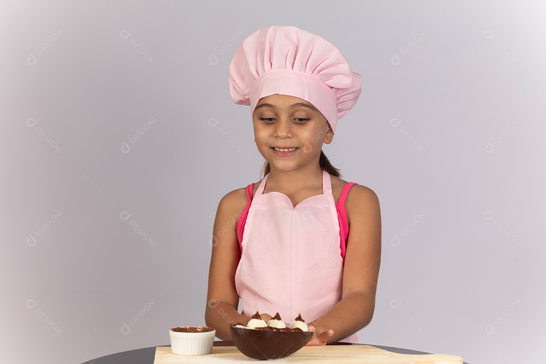 Linda garotinha usando chapéu de cozinheiro celebrando páscoa