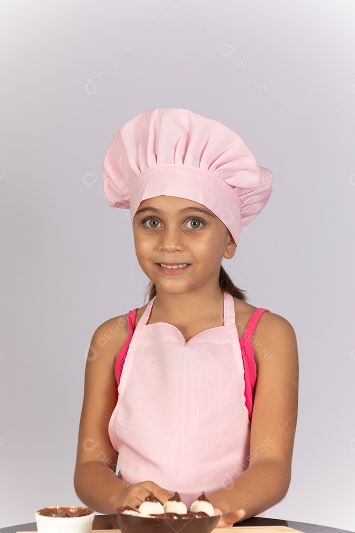 Linda garotinha usando chapéu de cozinheiro celebrando páscoa