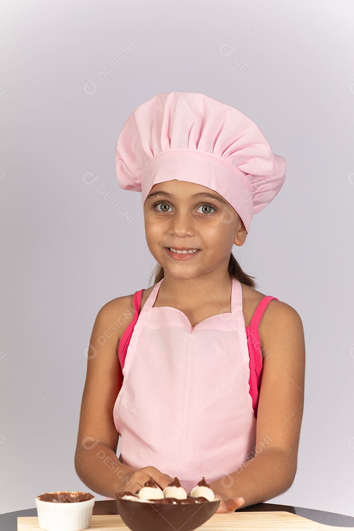 Linda garotinha usando chapéu de cozinheiro celebrando páscoa