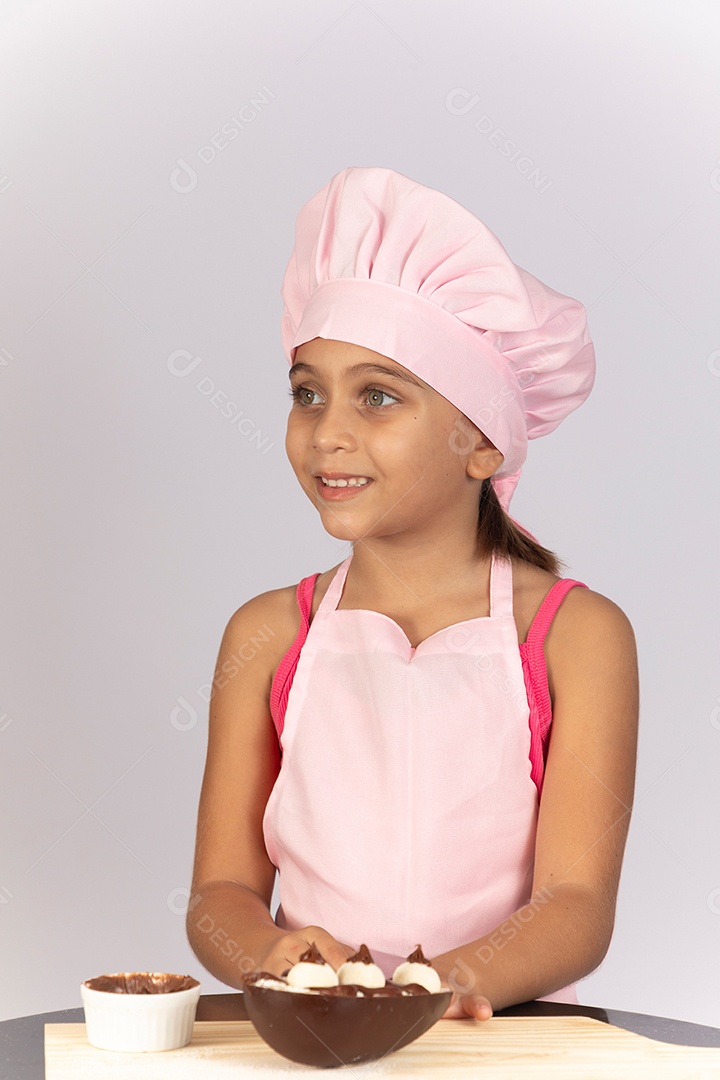 Linda garotinha usando chapéu de cozinheiro celebrando páscoa