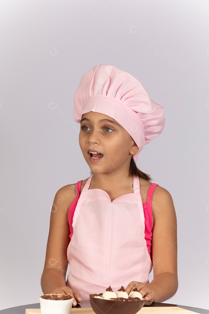 Linda garotinha usando chapéu de cozinheiro celebrando páscoa