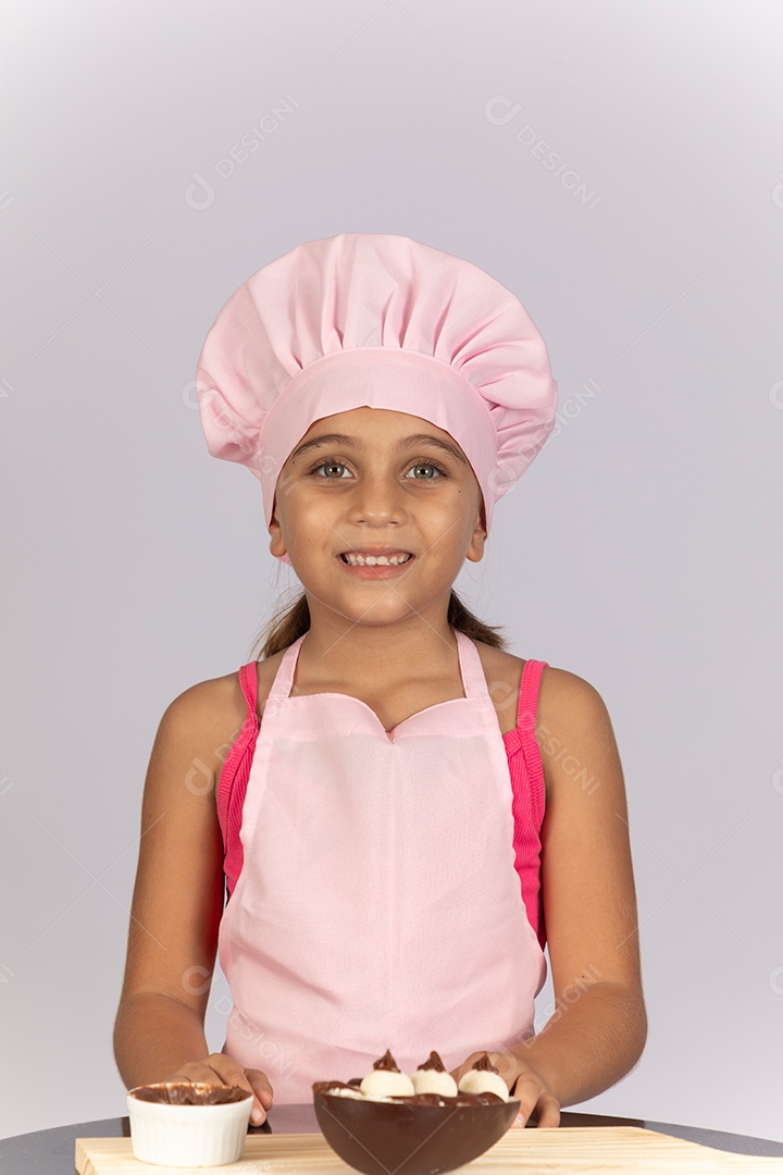 Linda garotinha usando chapéu de cozinheiro celebrando páscoa
