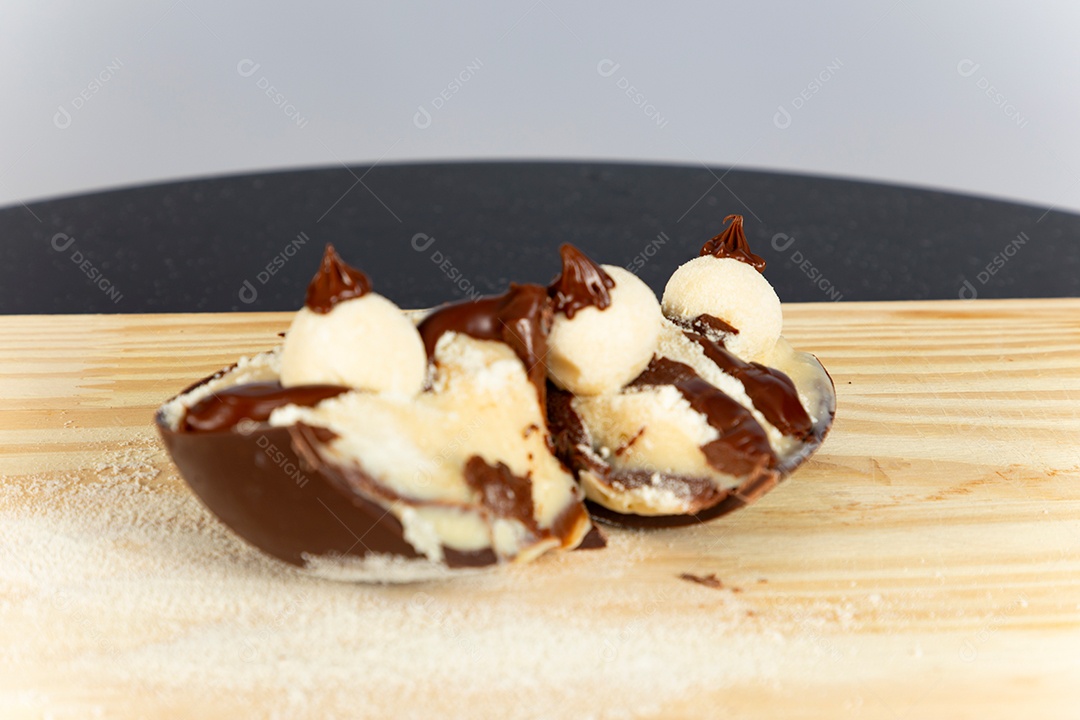 Delicioso ovo de páscoa sobre uma tábua de madeira