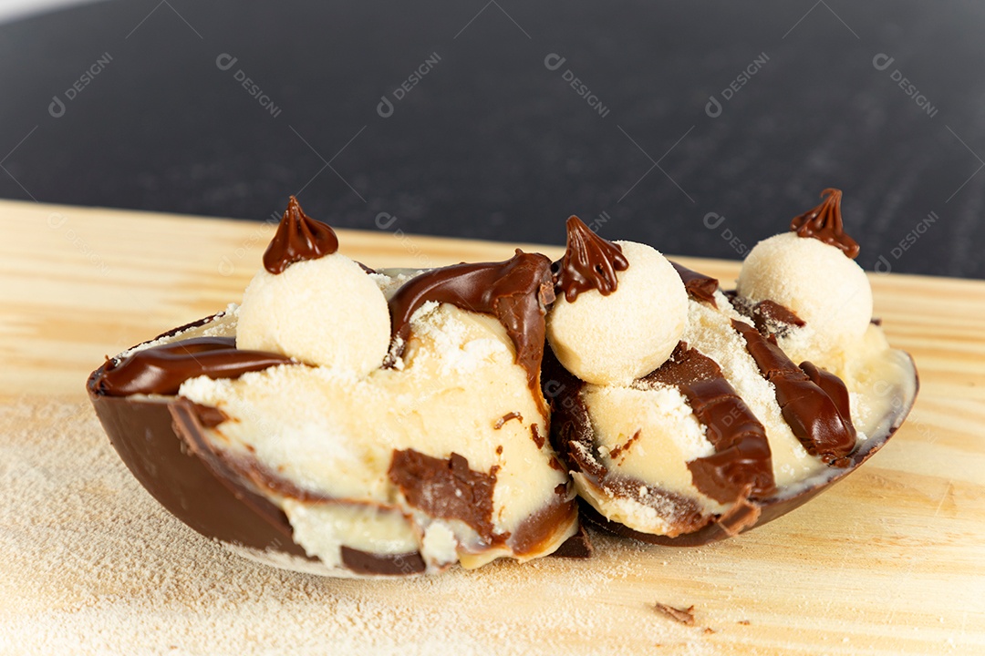 Delicioso ovo de páscoa sobre uma tábua de madeira