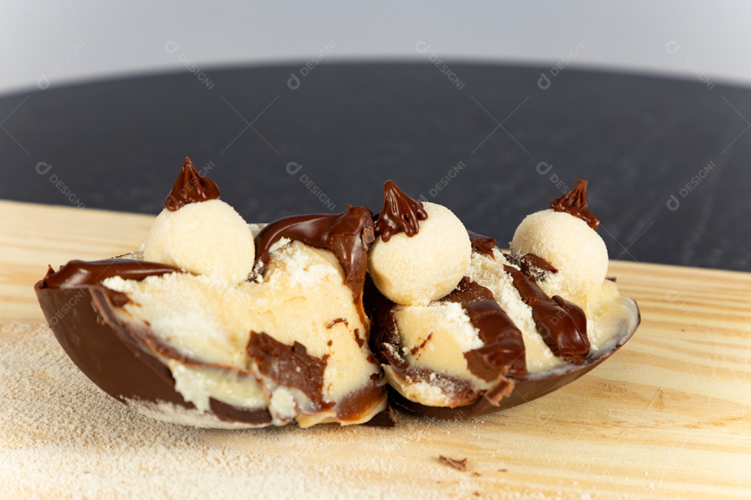 Delicioso ovo de páscoa sobre uma tábua de madeira