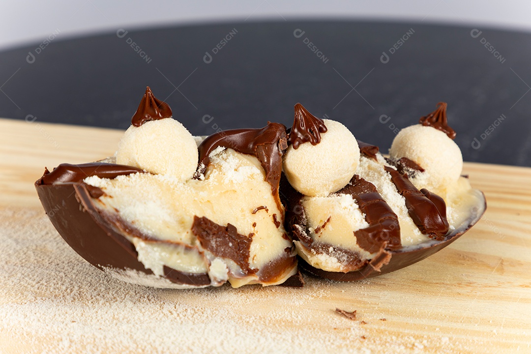 Delicioso ovo de páscoa sobre uma tábua de madeira