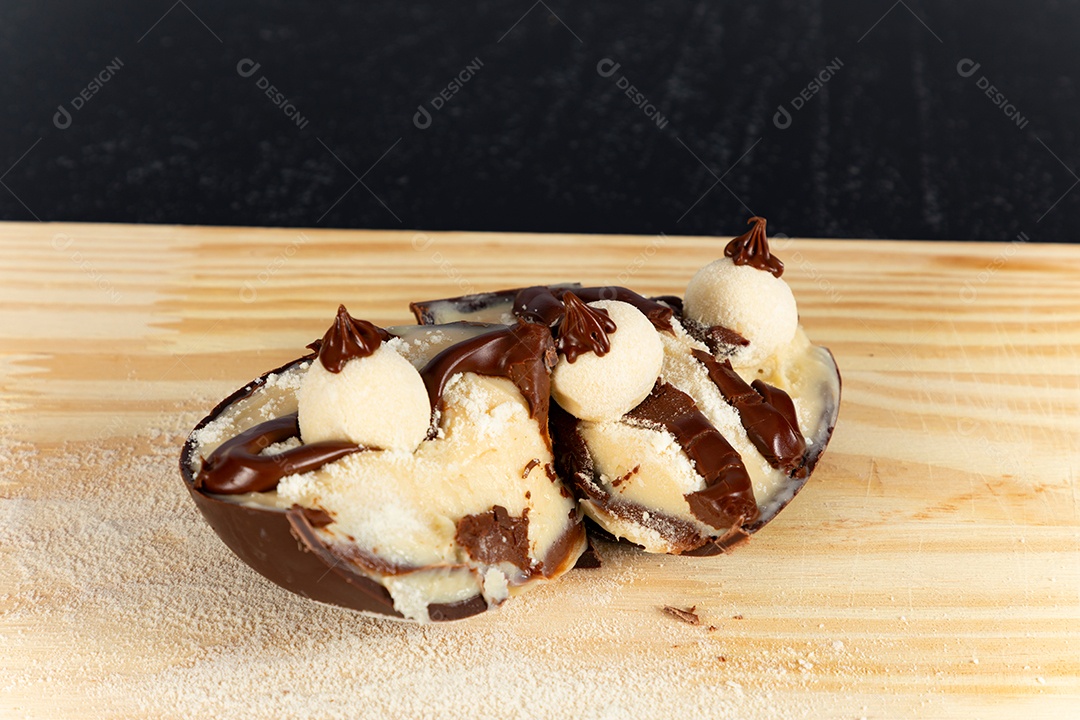 Delicioso ovo de páscoa sobre uma tábua de madeira