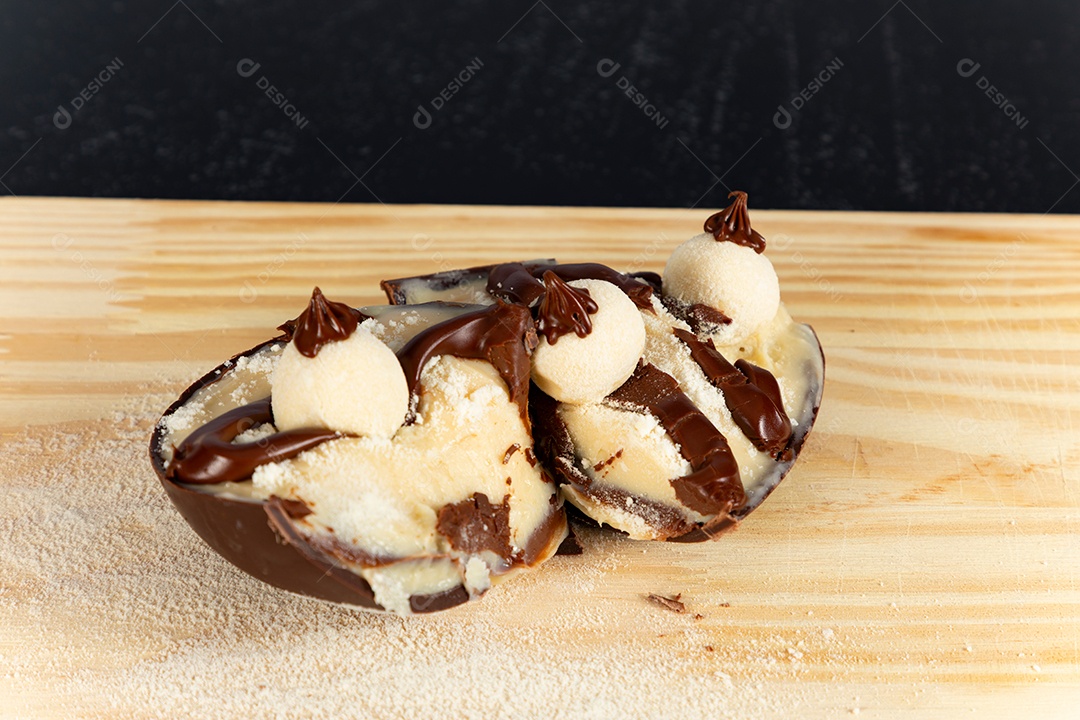 Delicioso ovo de páscoa sobre uma tábua de madeira