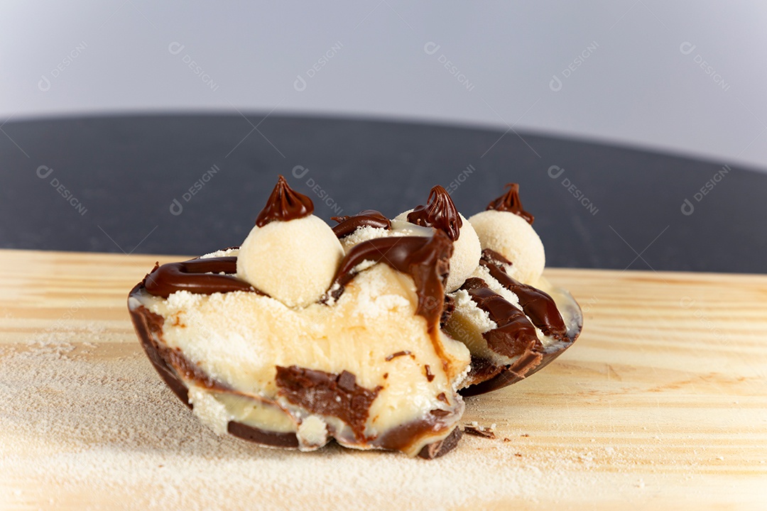 Delicioso ovo de páscoa sobre uma tábua de madeira