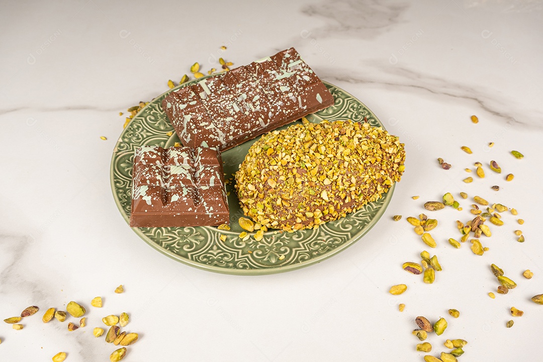 Barra de chocolate ao leite e ovo de Páscoa com pedaços de pistache