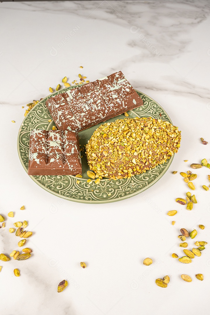 Barra de chocolate ao leite e ovo de Páscoa com pedaços de pistache
