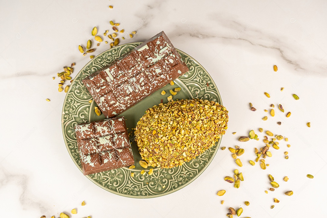 Barra de chocolate ao leite e ovo de Páscoa com pedaços de pistache
