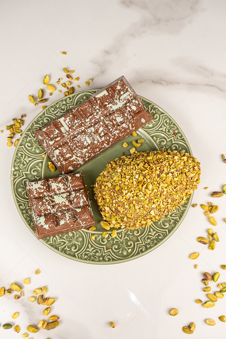 Barra de chocolate ao leite e ovo de Páscoa com pedaços de pistache