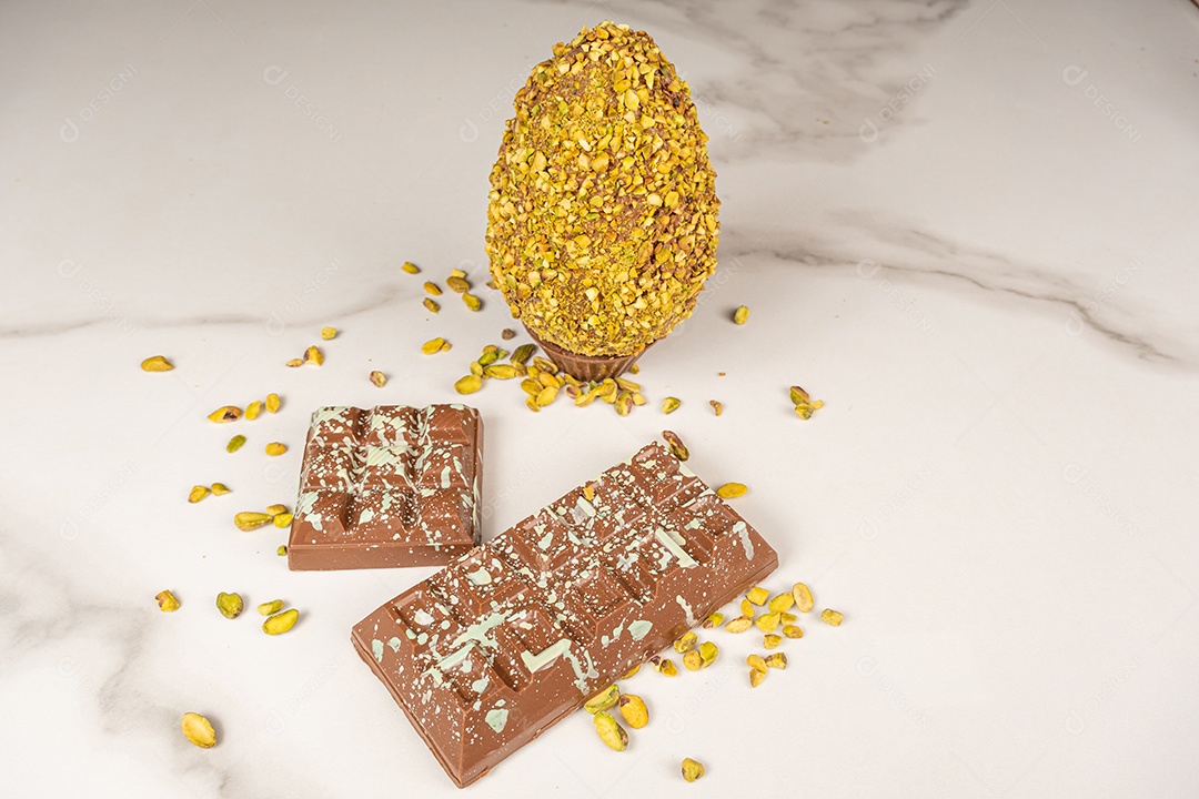 Barra de chocolate ao leite e ovo de Páscoa com pedaços de pistache