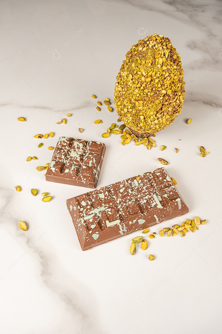 Barra de chocolate ao leite e ovo de Páscoa com pedaços de pistache