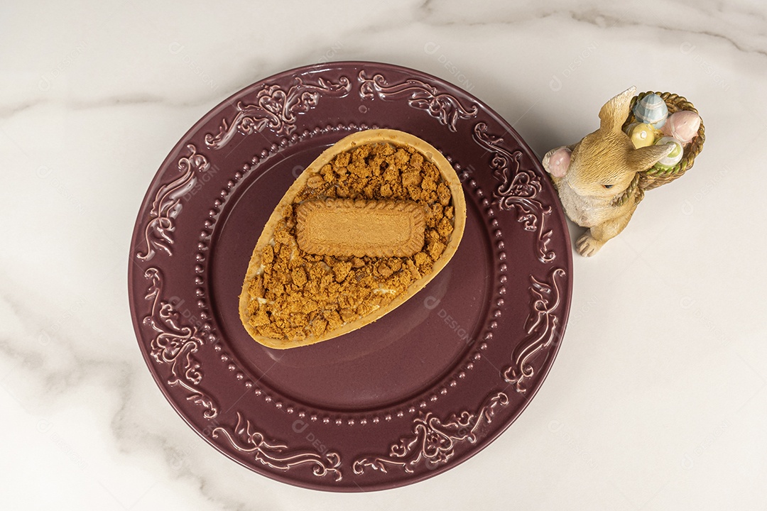 Recheio de creme de baunilha francesa do ovo de Páscoa de chocolate