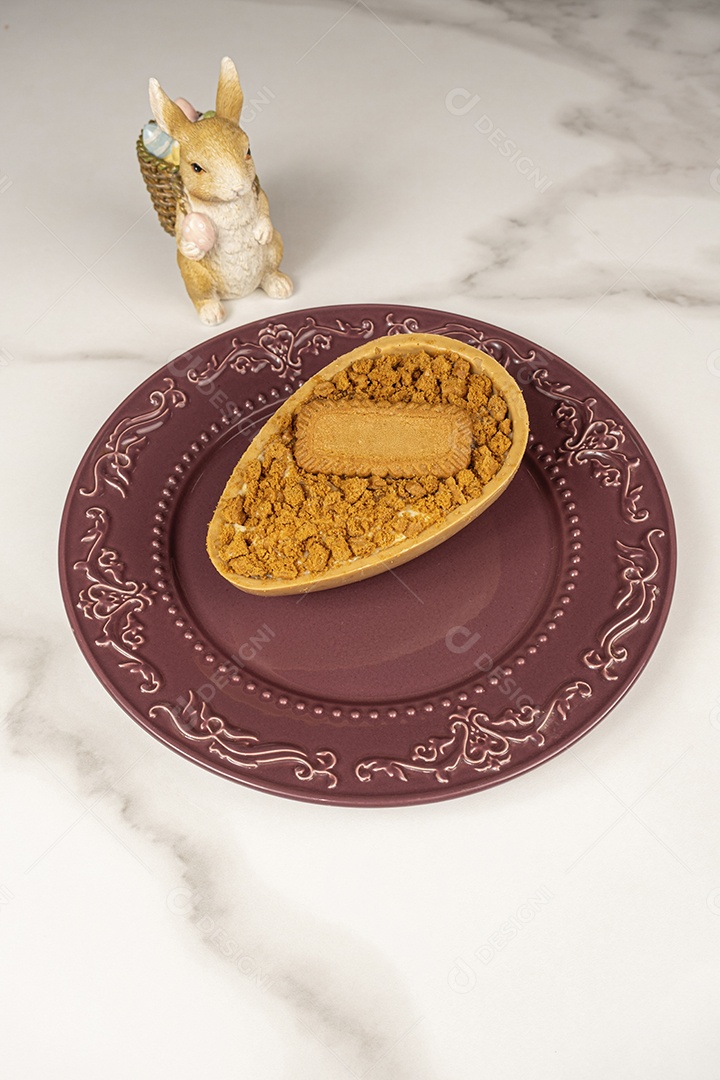 Recheio de creme de baunilha francesa do ovo de Páscoa de chocolate