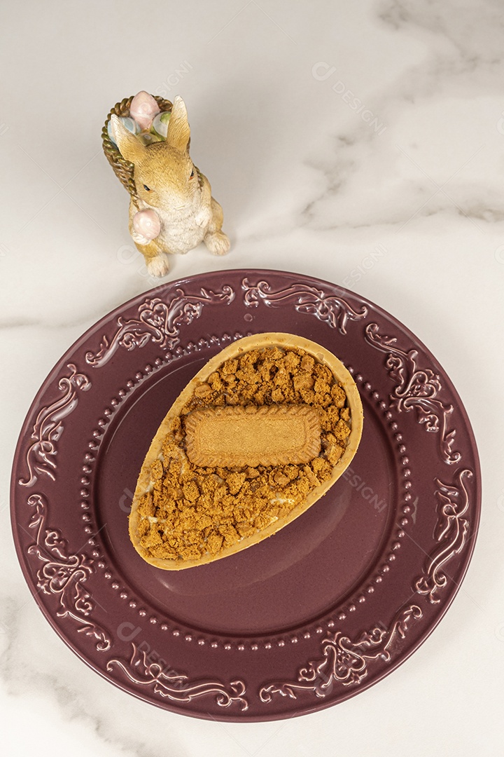 Recheio de creme de baunilha francesa do ovo de Páscoa de chocolate