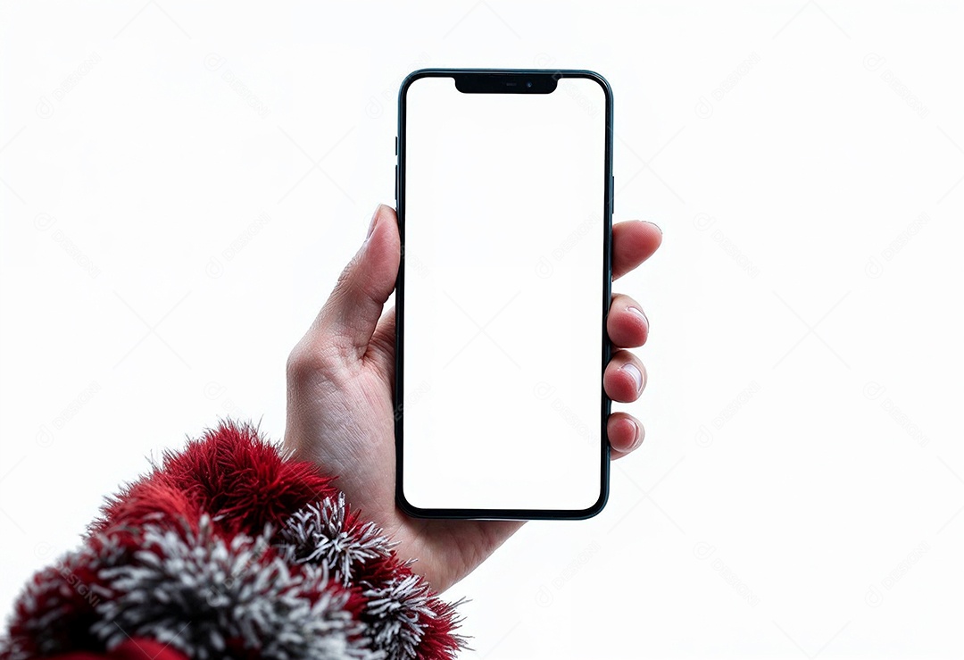 Close up da mão do Papai Noel segurando um modelo de smartphone moderno