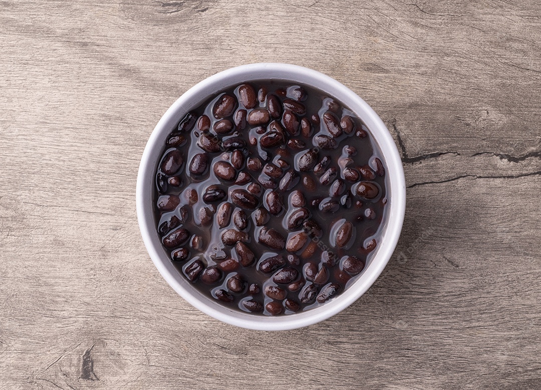 A imagem mostra um prato de feijão preto