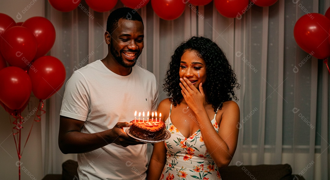 Lindo casal felizes celebrando aniversário de namoro