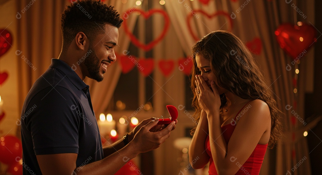 Lindo casal felizes se preseteando em aniversário de namoro