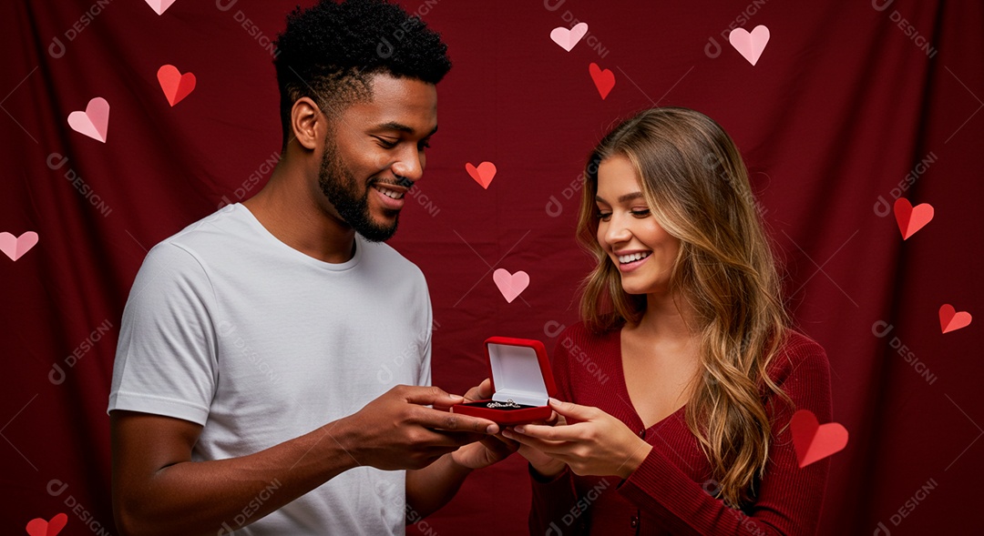 Lindo casal felizes celebrando aniversário de namoro