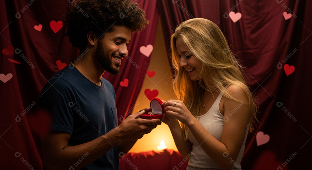 Lindo casal felizes celebrando aniversário de namoro