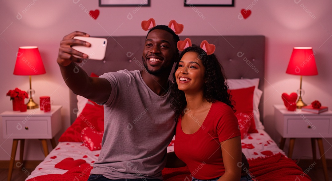 Lindo casal felizes celebrando aniversário de namoro