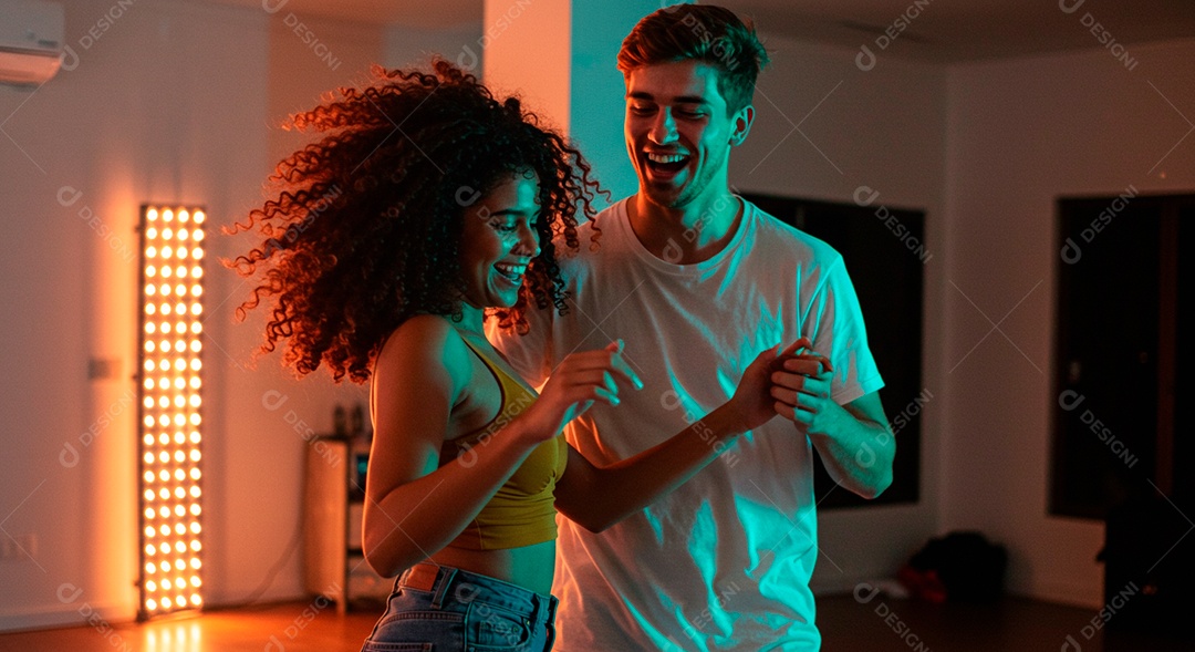 Lindo casal felizes em uma casa