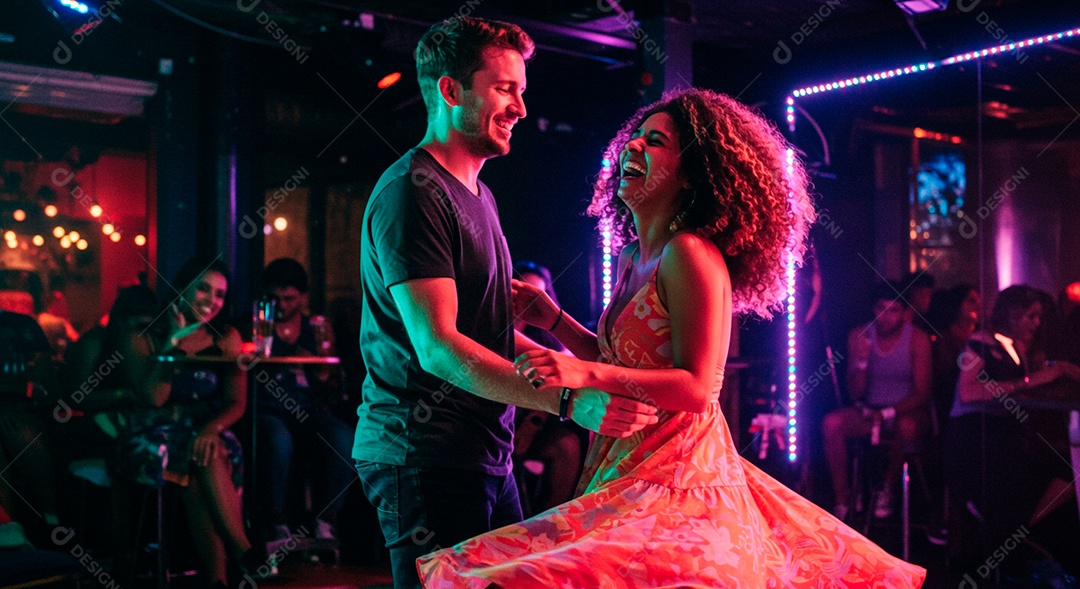 Lindo casal felizes em uma festa