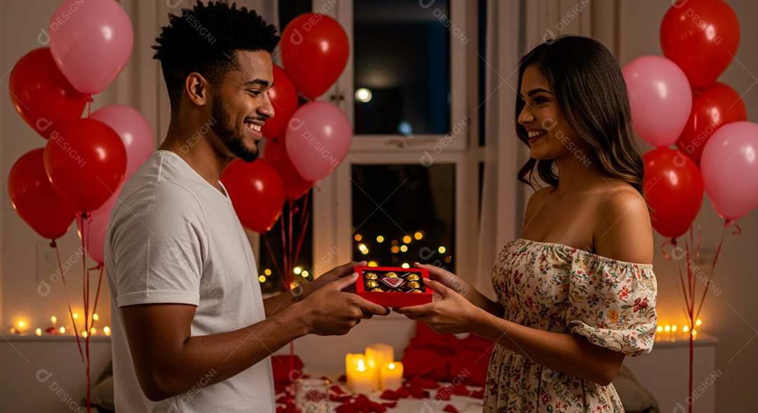 Lindo casal felizes celebrando aniversario de namoro