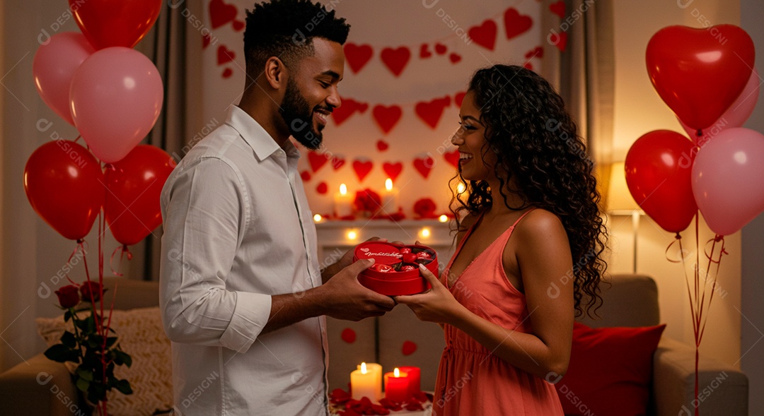 Lindo casal felizes celebrando aniversario de namoro