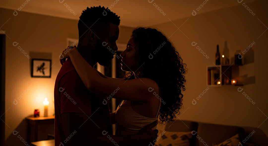 Lindo casal felizes celebrando aniversário de namoro