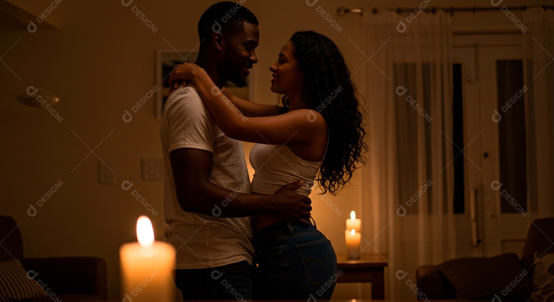 Lindo casal felizes celebrando aniversário de namoro