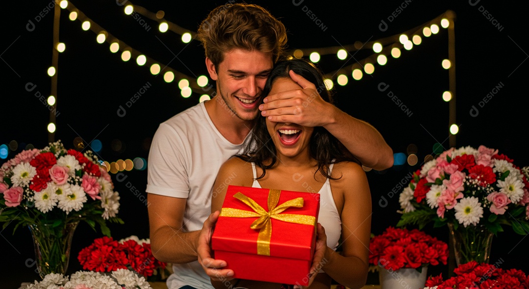 Lindo casal felizes se preseteando em aniversário de namoro