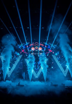 Cenário de Palco iluminado com luzes