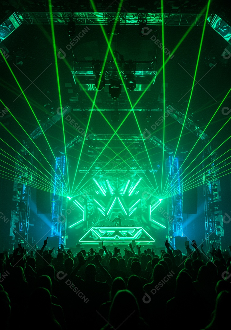 Pessoas felizes sobre uma boate em evento fechado