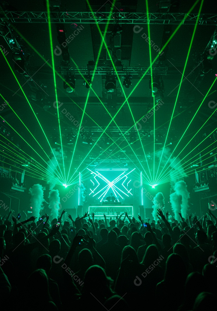 Pessoas felizes sobre uma boate em evento fechado