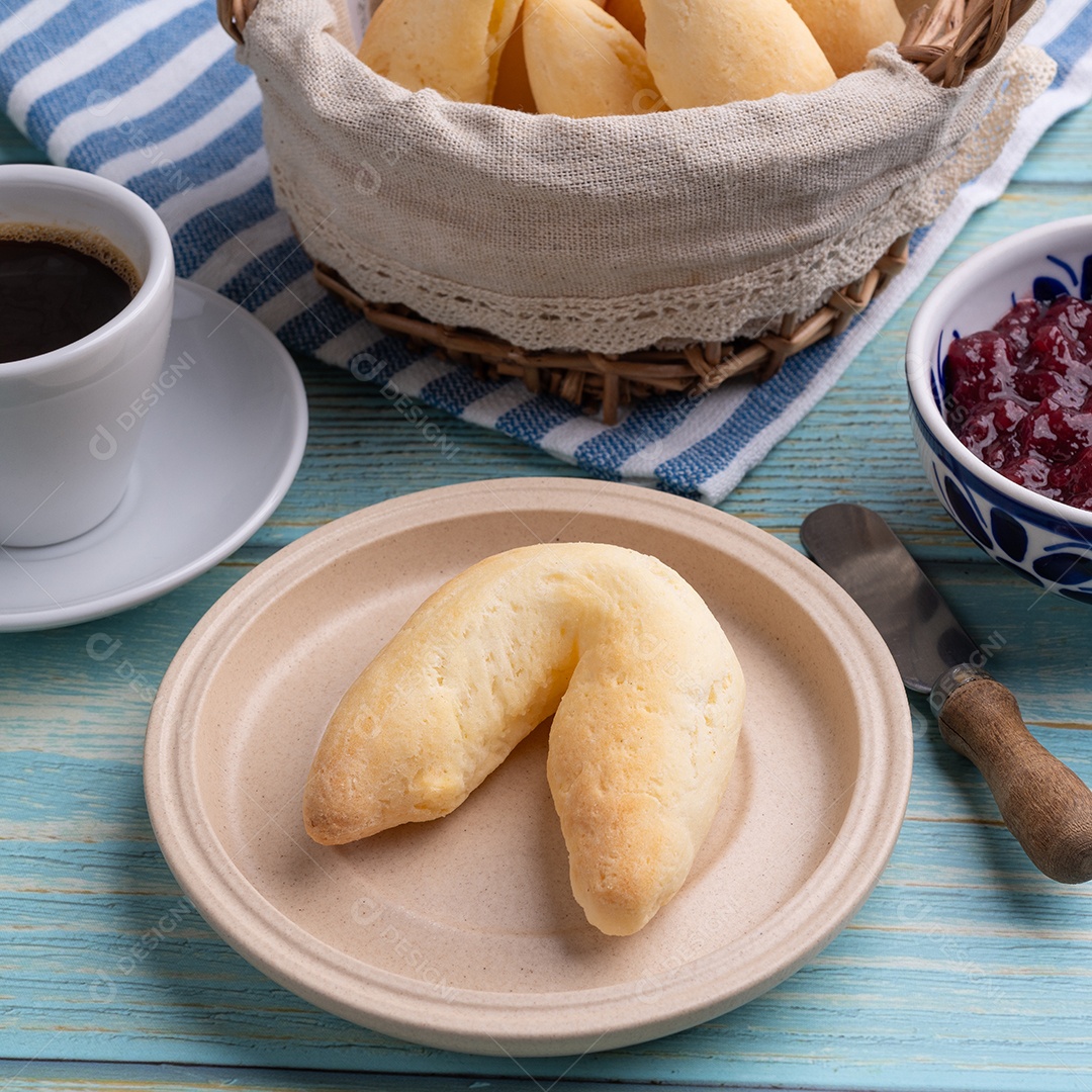 Imagem mostra uma chipa, um tipo de pão de queijo assado,
