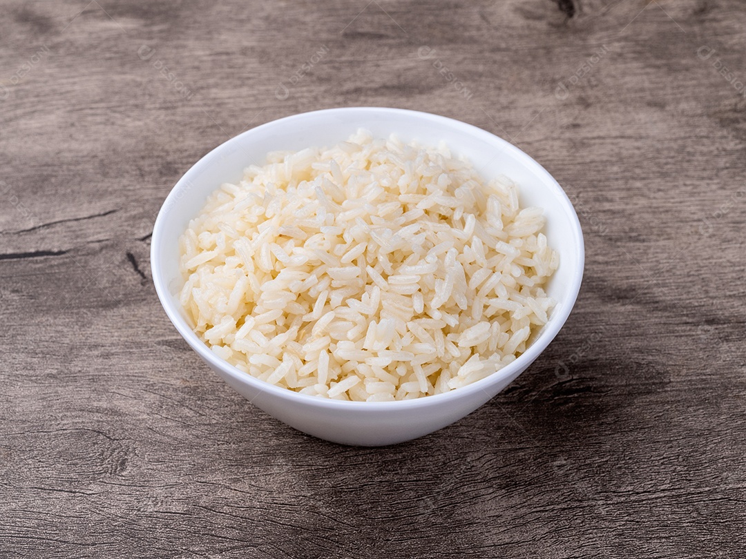 A imagem mostra uma tigela de arroz branco