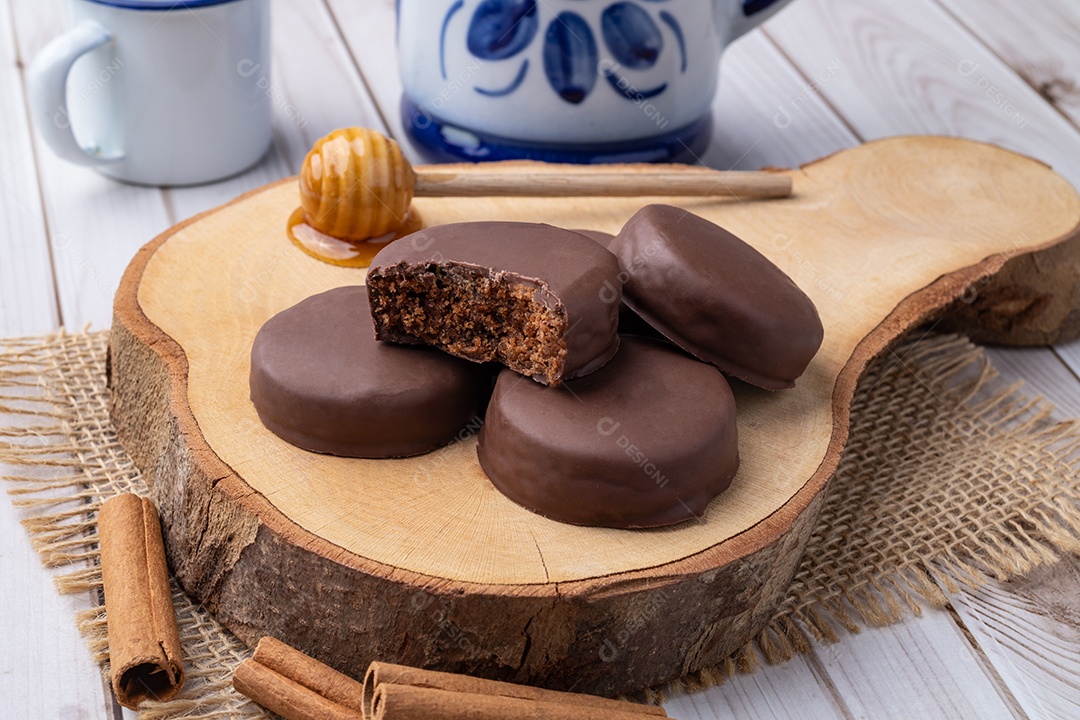 Imagem mostra pães de mel, um doce tradicional de origem europeia