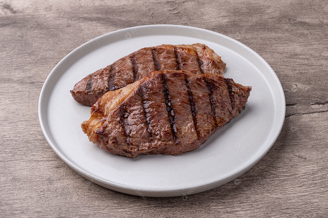 Imagem mostra duas postas de picanha grelhadas, um corte de carne bovina