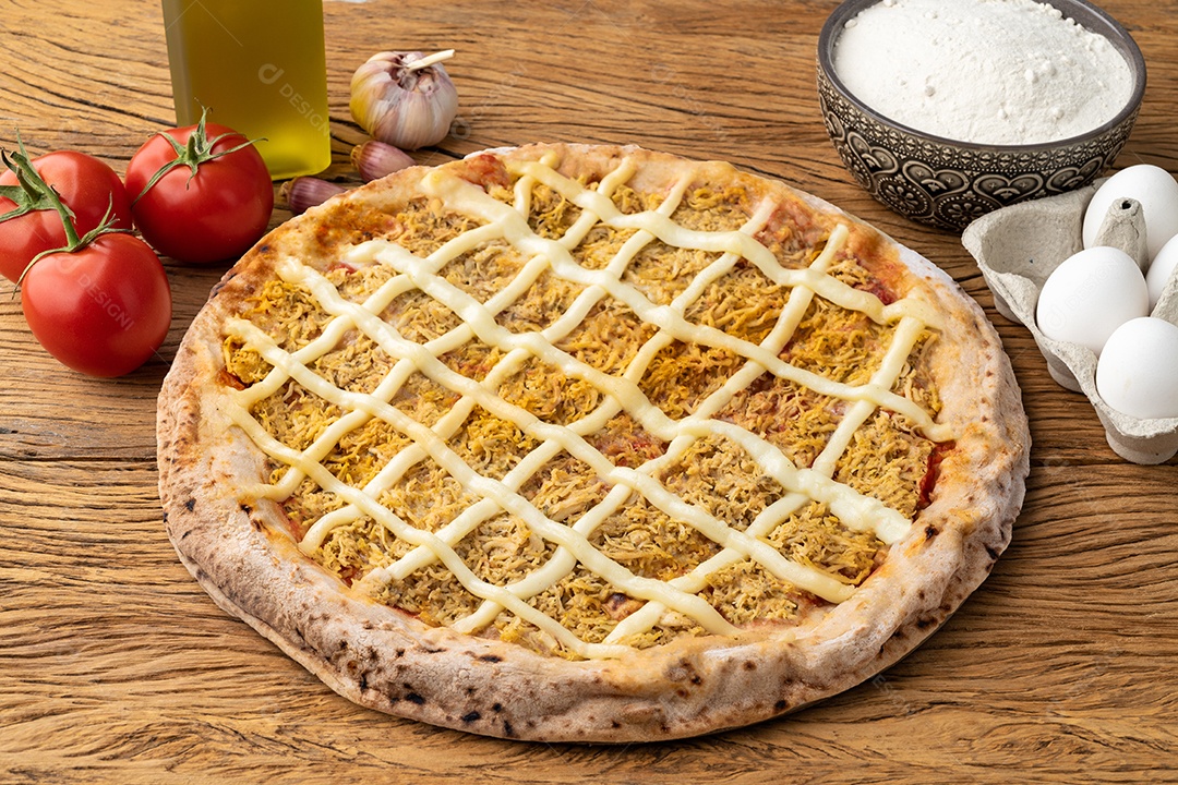 A imagem mostra uma pizza de frango com catupiry